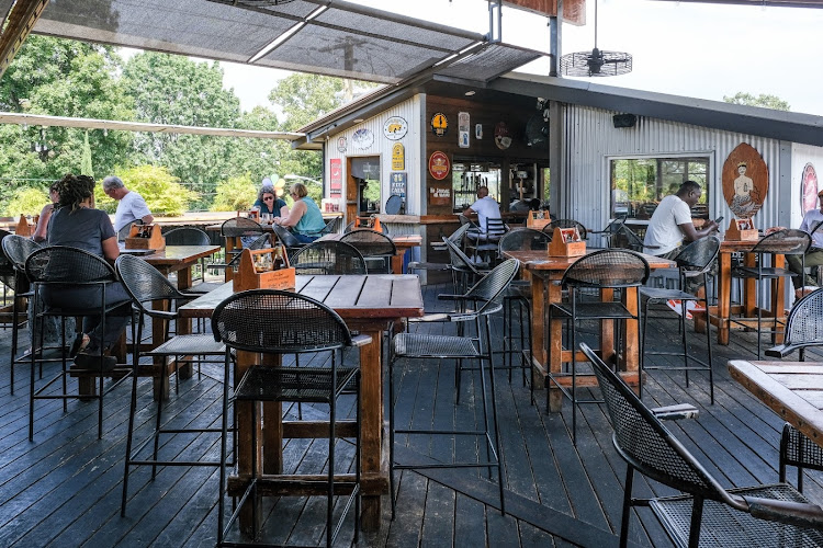 21258 six feet under pub fish house 8211 grant park