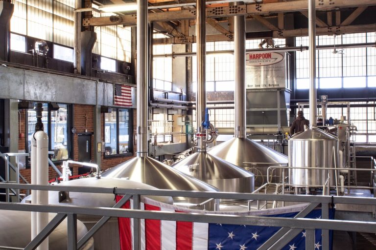 22982 harpoon brewery beer hall 768x512
