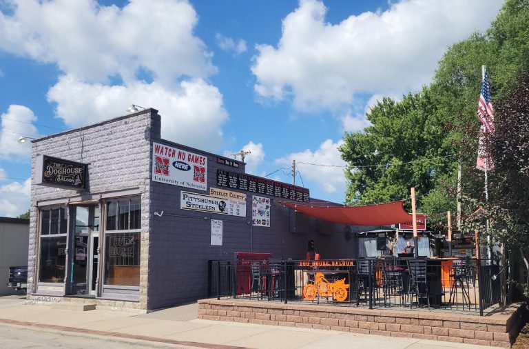 23475 dog house saloon 768x506