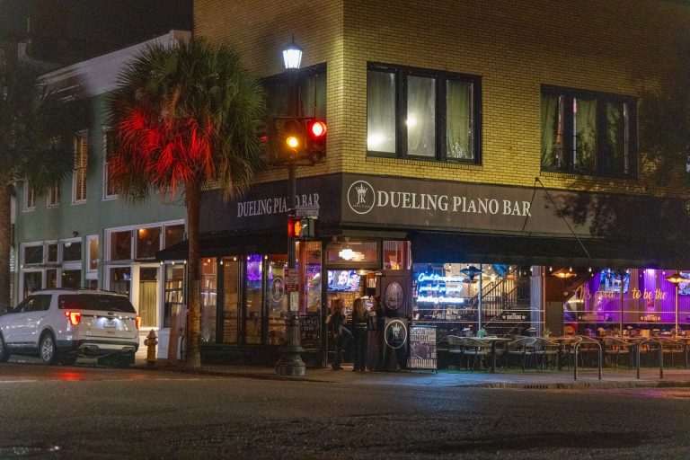 23957 john king grill dueling piano bar 768x512