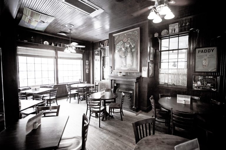 24008 tommy condons irish pub restaurant 768x512