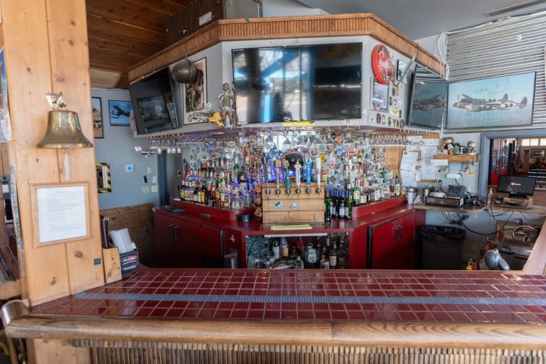 24153 the airplane restaurant 768x512