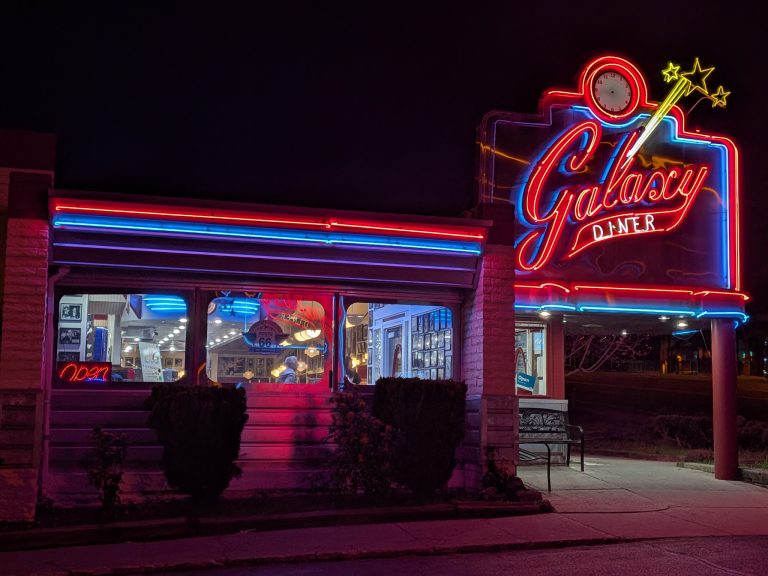 24343 galaxy diner 768x576