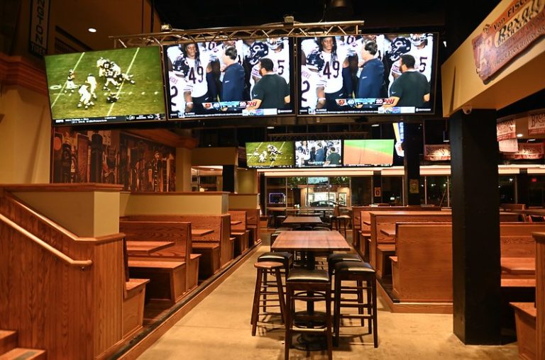 24758 brothers bar grill 768x508