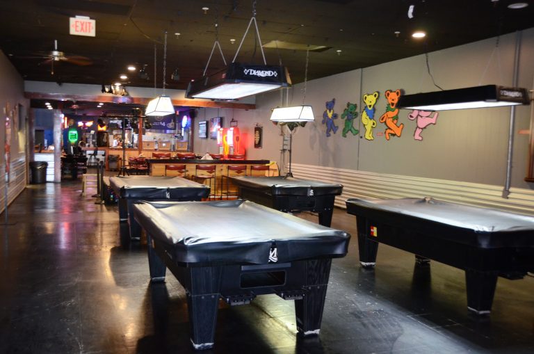 24820 goldys bar grill 768x509