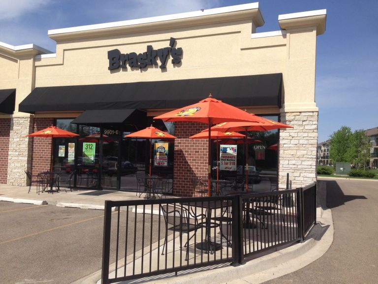 24843 braskys bar grill 768x576