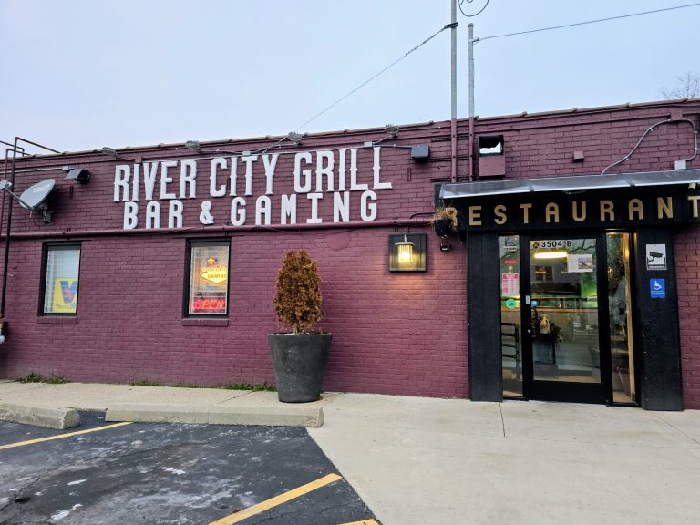 24871 river city grill 768x576