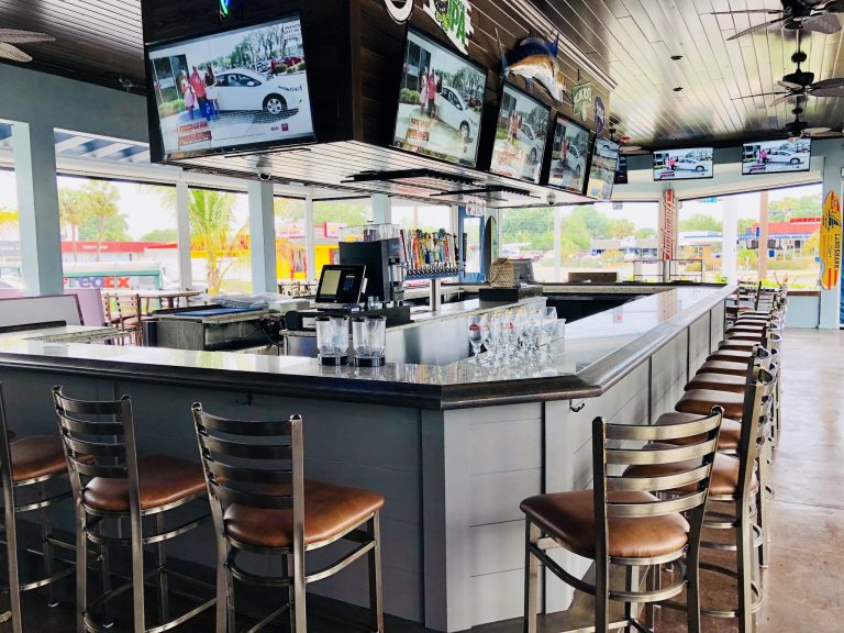 25141 the parrot patio bar grill 768x576