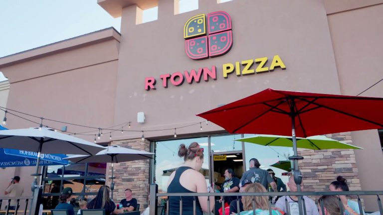 25265 r town pizza 768x432