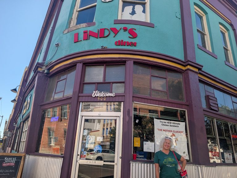 25865 lindys diner 768x578