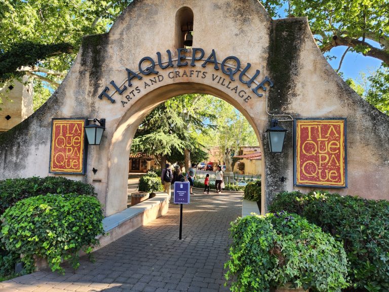 25960 tlaquepaque arts shopping village 768x576