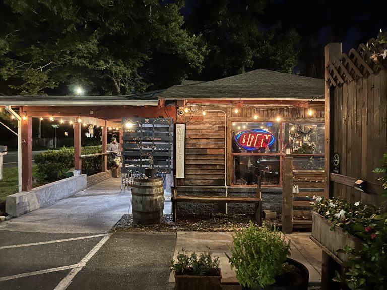 26127 molly pitchers american grill 768x576