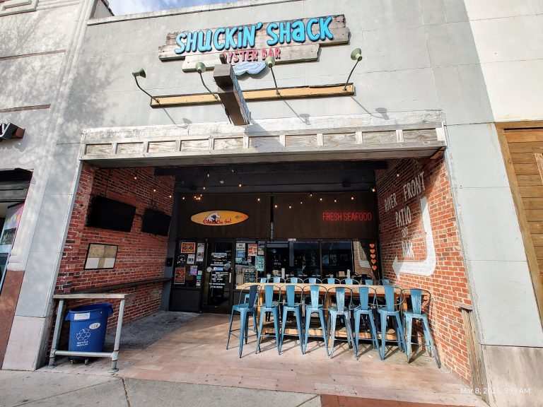 26174 shuckin shack oyster bar 768x576
